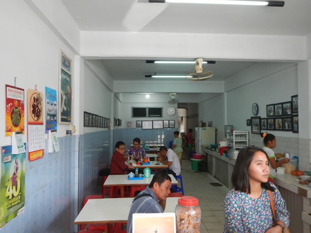 Suasana kedai Mie Belitung Atep, di dindingnya penuh dengan foto - foto artis yang pernah berkunjung kesini