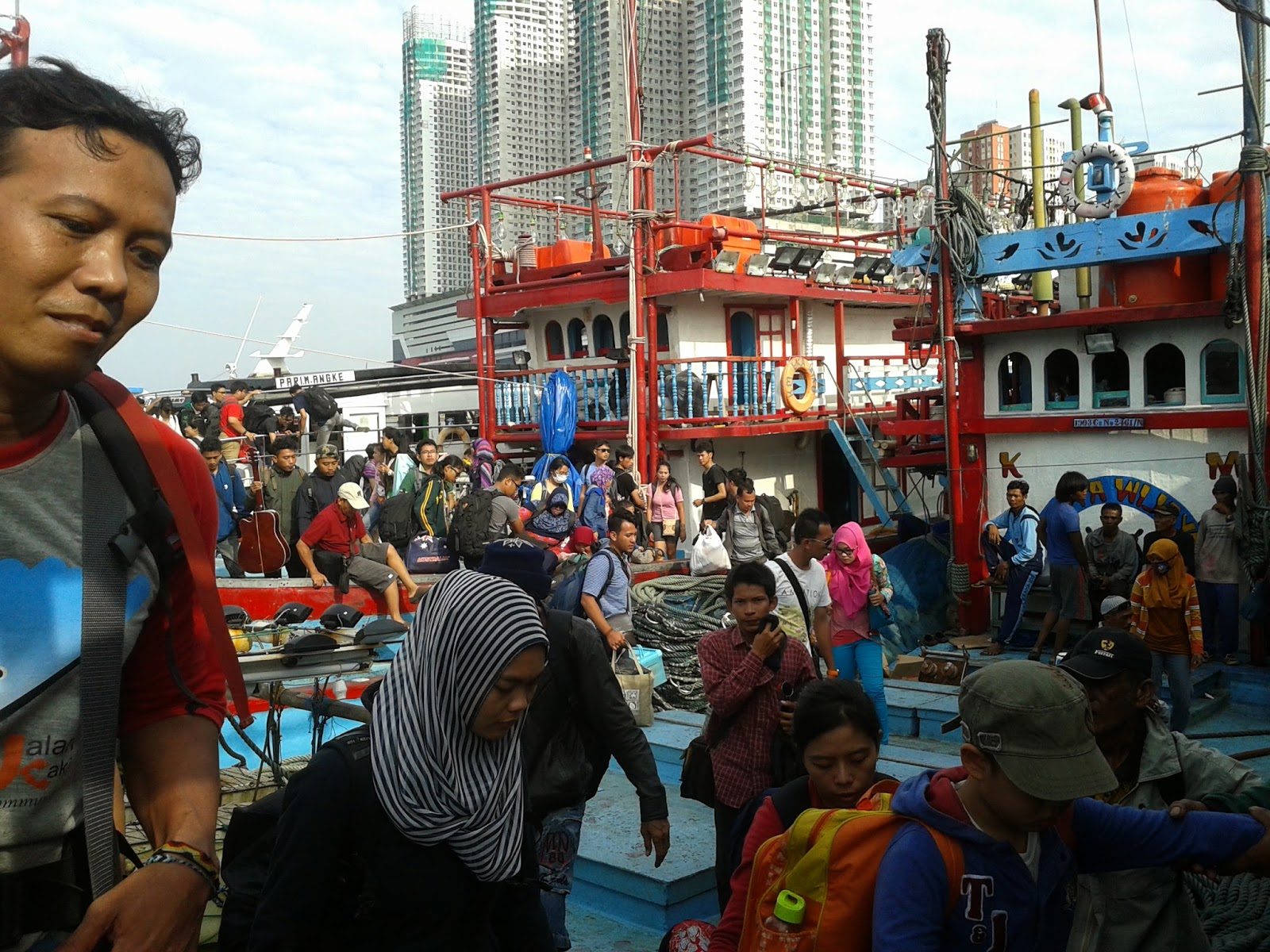 Harus loncat - loncatin kapal