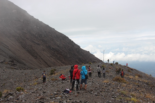 Banyak pendaki yang memilih untuk tidak melanjutkan pendakian karena cuaca buruk