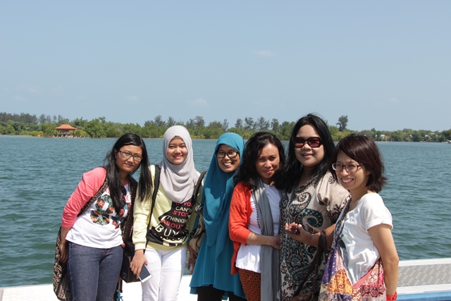 Di Rumah Makan Fega pengunjung bisa bermain di dermaga yang tersedia