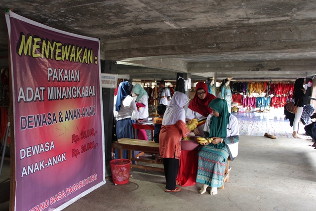 Datang ke pengurus sewa pakaian adat minangkabau yang berada di bagian paling bawah Istana