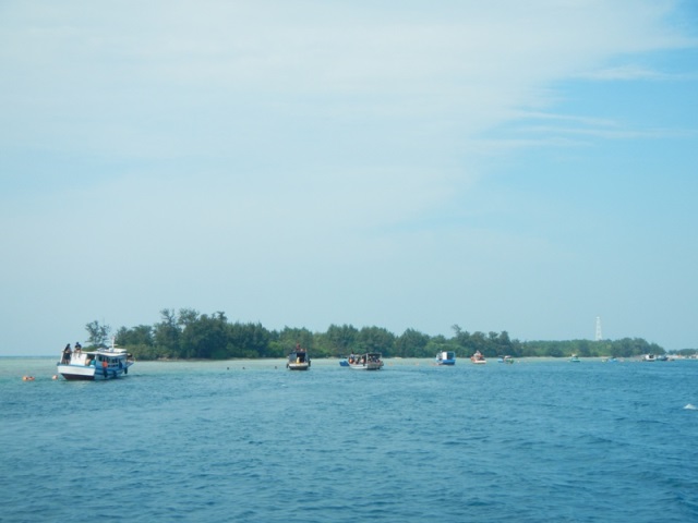 Ojek kapal berjejer di spot snorkeling