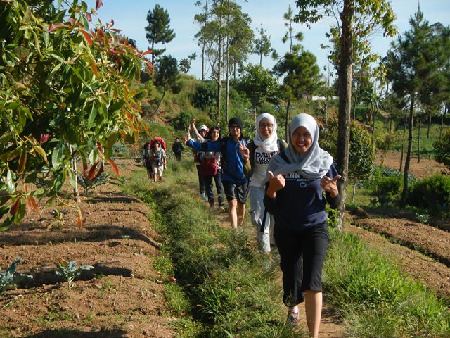 Awal pendakian di jalur Gunung Putri
