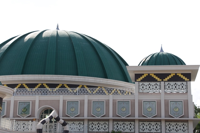 Kaca hias bertuliskan lafadz Allah