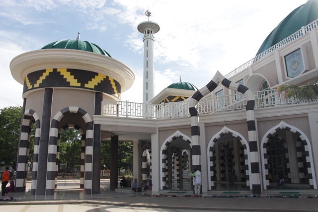 Seperti masjid - masjid yang berada di kawasan Timur Tengah