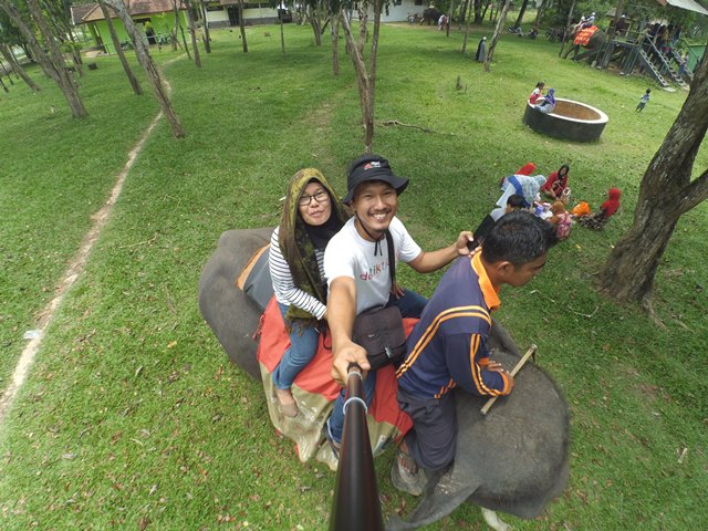 Love you, mom.. sehat - sehat terus ya biar bisa jalan - jalan terus sama anak - anaknya