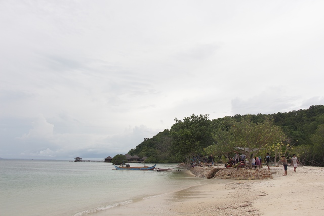 Karena pulau pribadi, jadi paling main - main di pasir pantainya aja