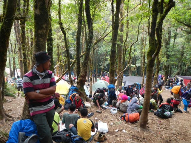 Kandang Badak bak pasar yang ramai banget oleh pendaki