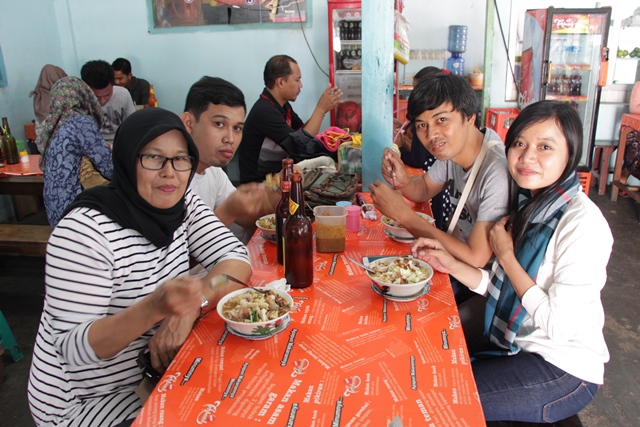 Makan mie bareng. 