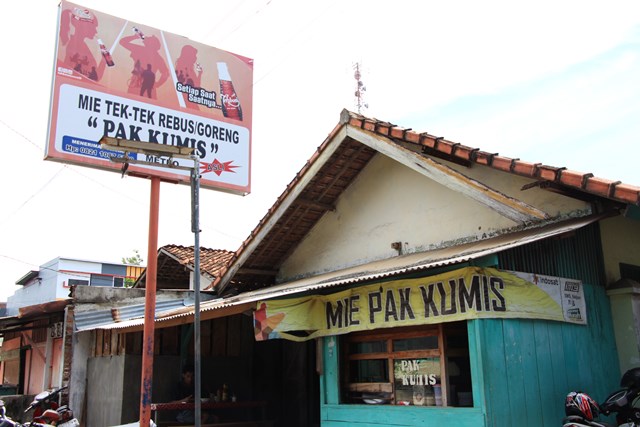 Warung Mie Pak Kumis yang berada di depan Lapangan Samber Kota Metro Lampung