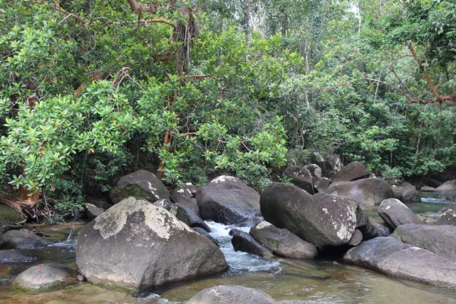 Sungai Raya yang airnya mengalir jernih diantara batu - batu granit