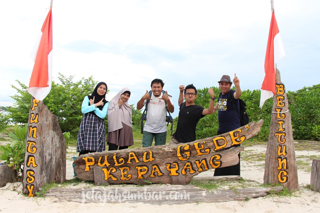 Sebelum beranjak dari Pulau Kepayang kami foto bareng dulu
