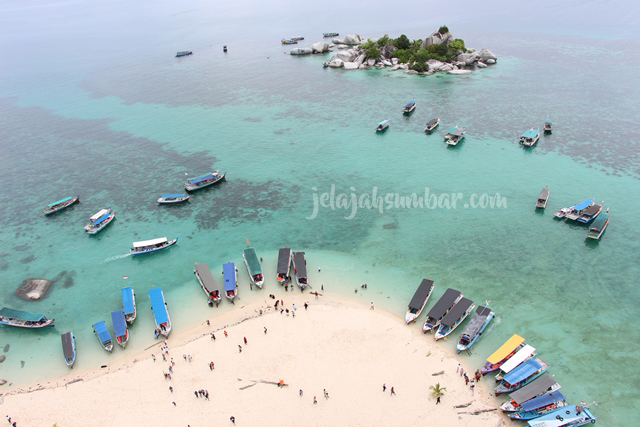 Kapal - kapal sedang menepi di bibir pantai Pulau Lengkuas