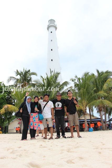 Sebelum naik mercusuar foto bareng dulu