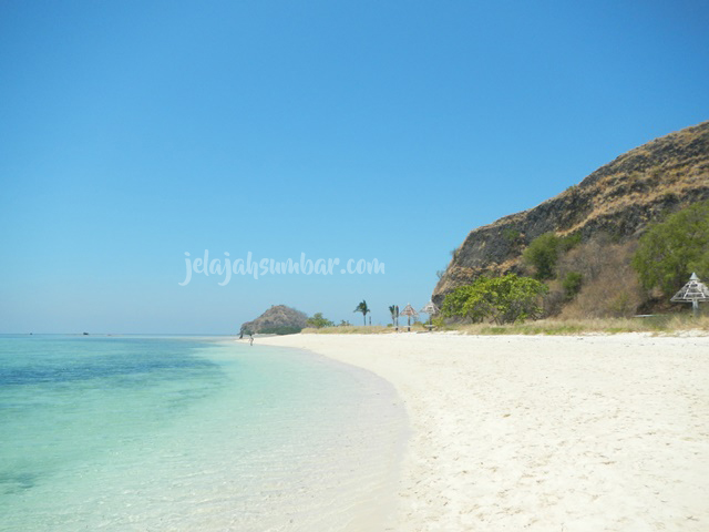 Pasir putih nan halus, air laut yang jernih, aah menakjubkan