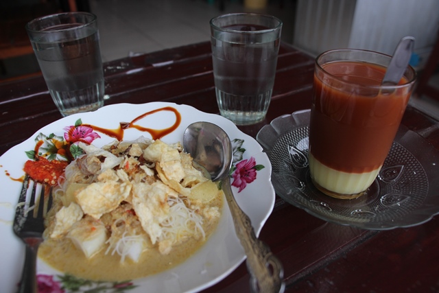Sarapan dengan Soto Lontong Belitung ditemani dengan teh tarik hangat