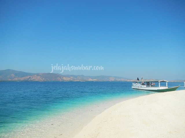 Kapal sedang menepi di Pulau Rutong