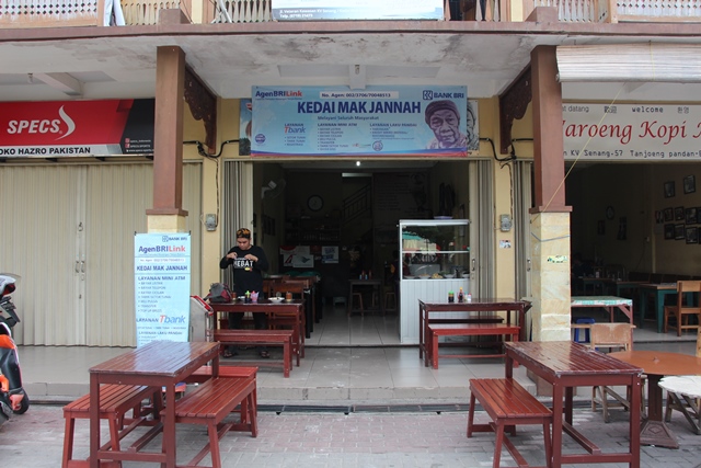 Warung Mak Jannah masih sepi, kami menjadi pembeli pertama di hari itu