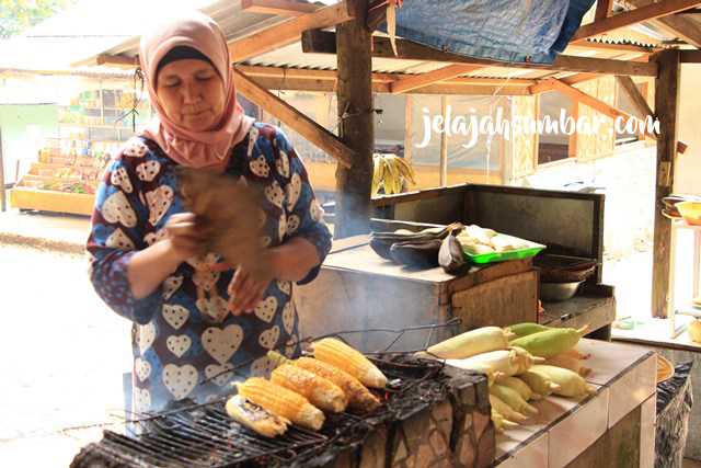 Penjaja Jagung bakar disekitar Sarasah Bunta
