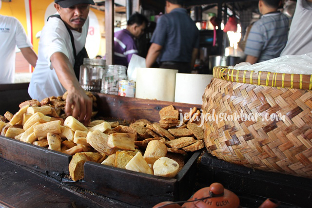 Gorengan sebagai pelengkap ketan susu
