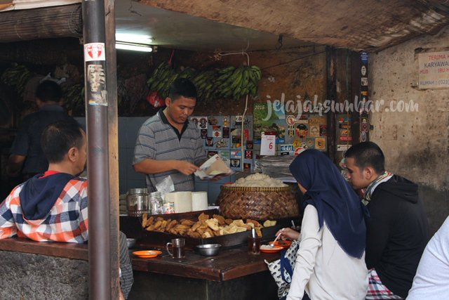 Kedainya sangat sederhana namun selalu ramai oleh pengunjung