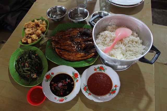 Makan siang kami di Rumah Makan Rudi Fakistan