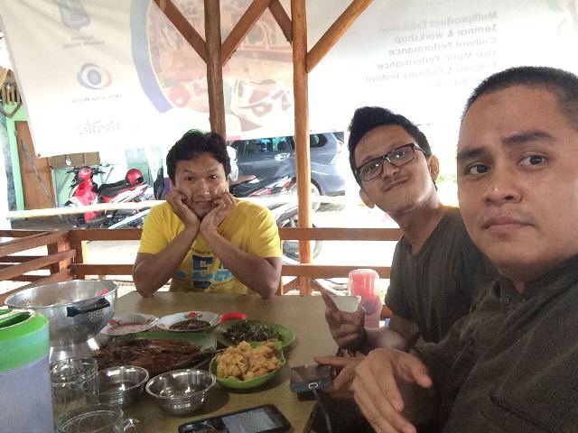Selfie dulu sebelum makan