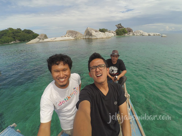 Mejeng di depan Pulau Garuda