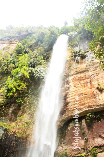 Sarasah Bunta dinding tebingnya berunta - unta atau bertingkat - tingkat