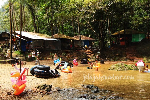 Penyewaan ban di sekitar kolam Sarasah Bunta