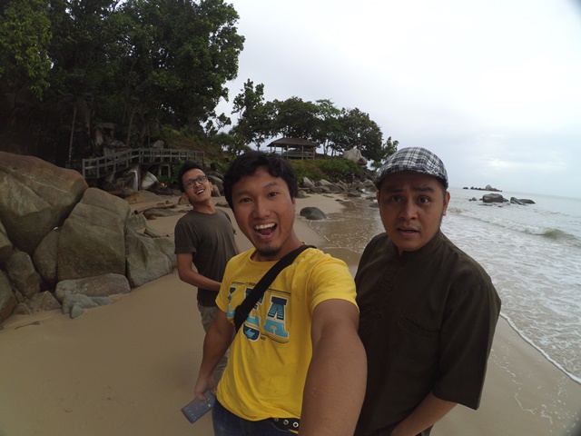 Hanya kami bertiga saja di sore itu