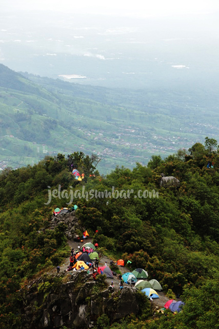 Di Sekitar Pos II sebenarnya kita juga bisa mendirikan tenda