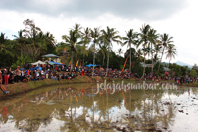 Arena yang digunakan adalah sawah paska panen yang sengaja diairi