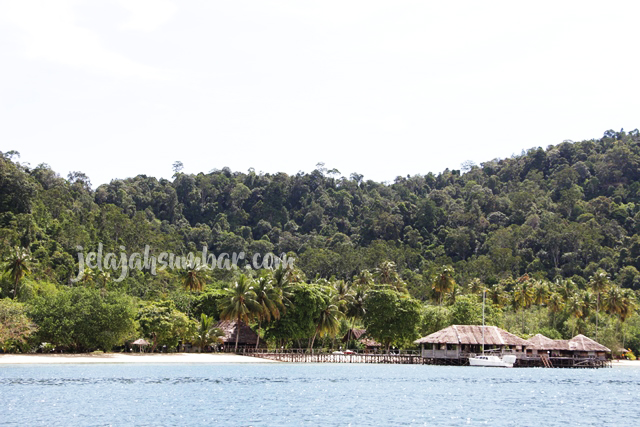 Pulau Cubadak yang berada di kawasan Teluk Mandeh