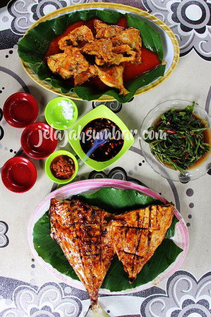 Menu makan siang kami di Pantai Penyabong