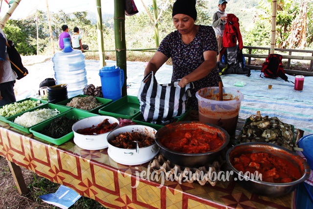 Ibu penjual nasi lengkap dengan lauk pauknya