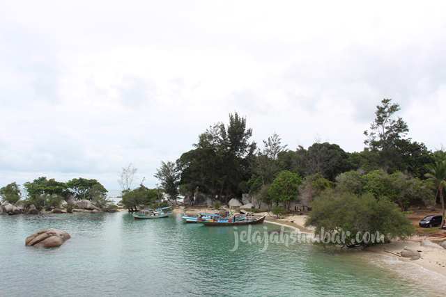 Air laut yang ketika itu sedang berwarna kehijauan, terlihat kapal nelayan sedang "parkir"