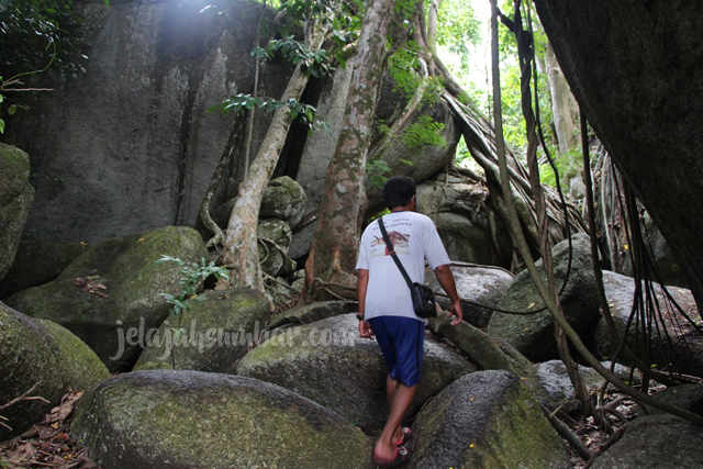 Pak Fuji menunjukan jalan menuju Telaga Biru dan goa yang berada di dalam Pulau Kelayang