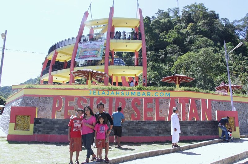 Tugu Perbatasan Pesisir Selatan Padang