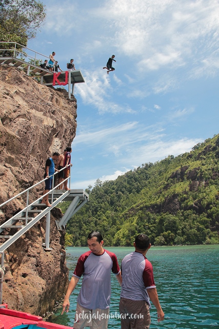 Cliff Jump di Pulau Sironjong Ketek Mandeh