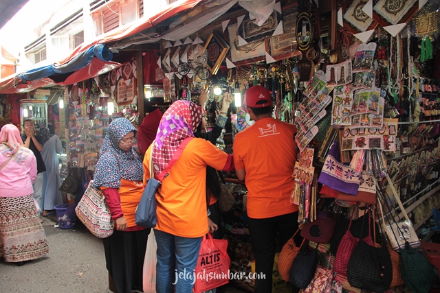 wisata belanja Pasar Atas Bukittinggi