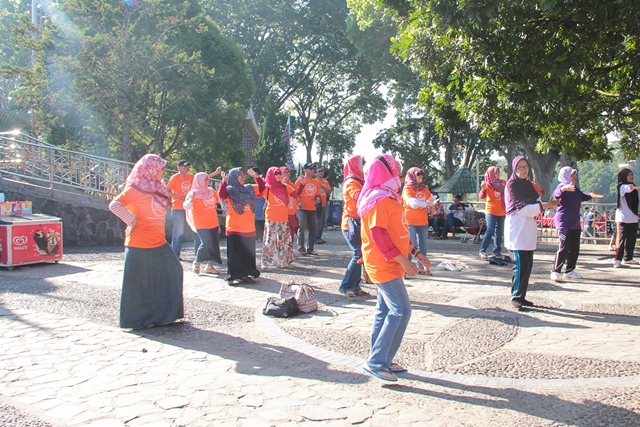 senam pagi di Taman Panorama Bukittinggi