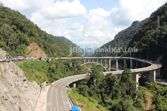 Jembatan Kelok sembilan dalam Paket Wisata Padang