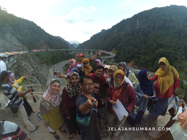 Jembatan kelok sembilan lima puluh kota