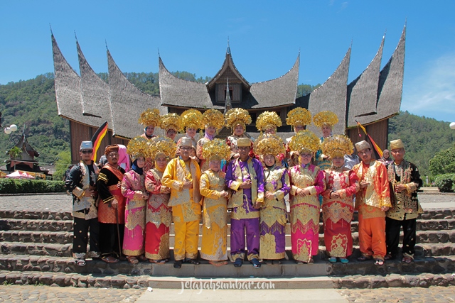 Pakaian adat di Istana Basa Pagaruyung