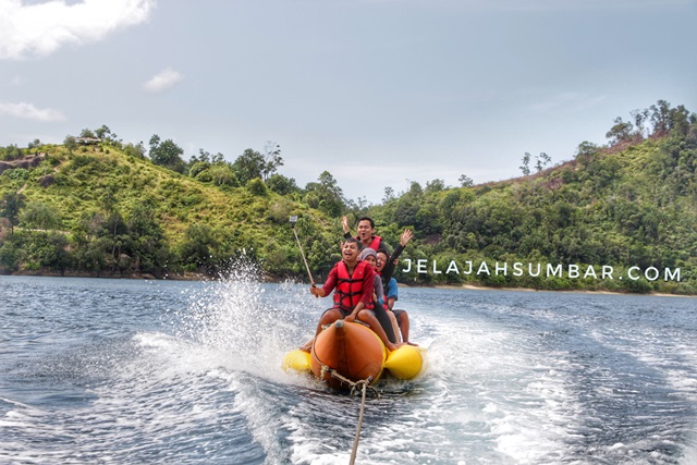 wisata-pulau-sumbar-bermain-banana-boat-di-pulau-pagang