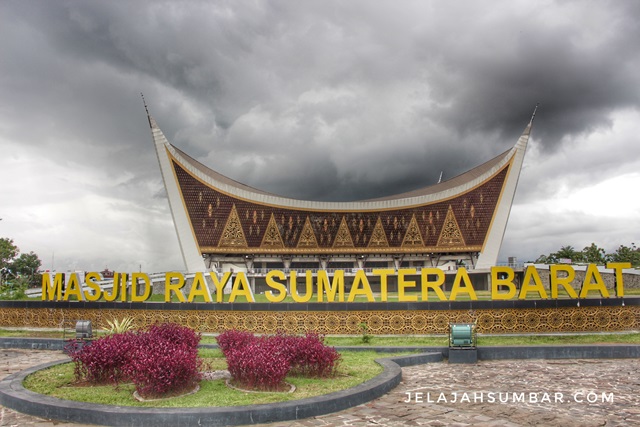 Paket-Wisata-Padang-ini-singgah-di-Masjid-Raya-Sumbar