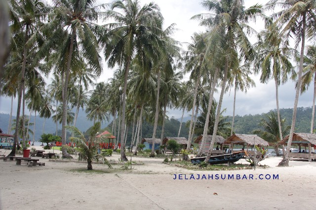 Pantai-berpasir-putih-di-pulau-pasumpahan