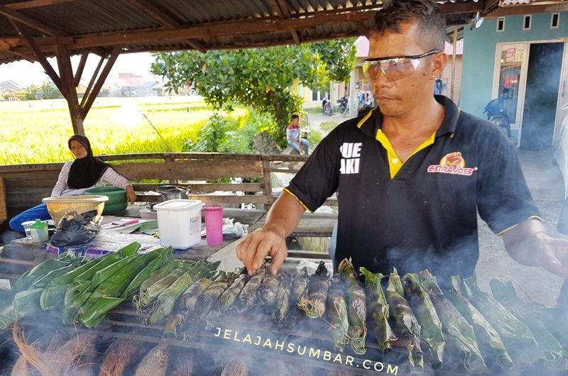 membuat-lompong-sagu-penganan-khas-minangkabau