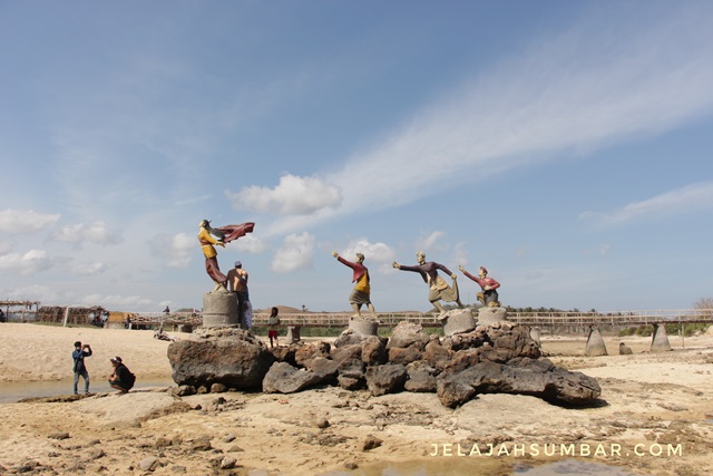 patung-mandalika-di-pantai-seger-lombok